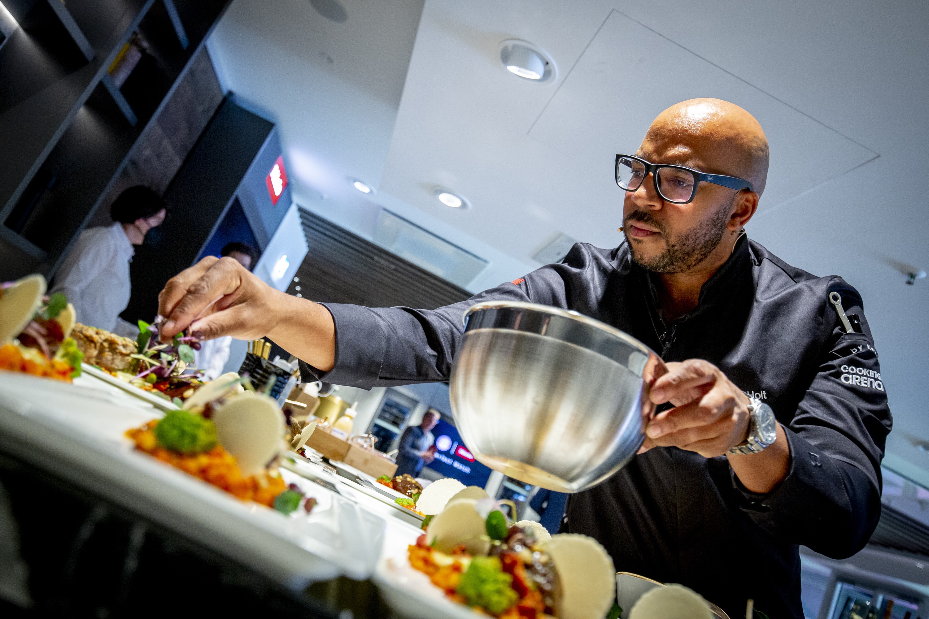 RÖSLE stattet Kochschule „Cooking Arena by Kevin von Holt“ in der Allianz Arena mit Küchenhelfern aus 