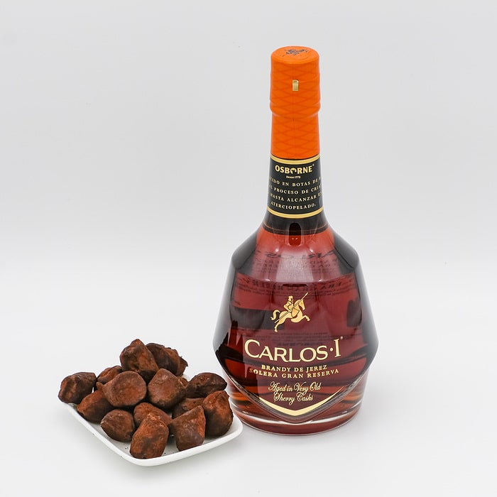 NEWS3400 CarlosI Schokolade Pairing Kakaokonfekt mit kandierten Orangenstückchen Flasche 1 Photograph Eric Anders Copyright Osborne