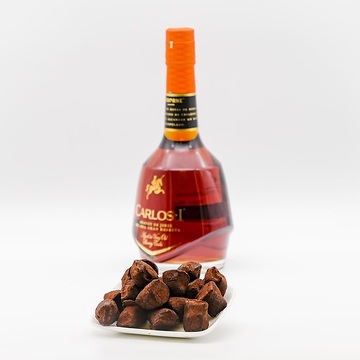 CarlosI Schokolade Pairing Kakaokonfekt mit kandierten Orangenstückchen Flasche 2 Photograph Eric Anders Copyright Osborne