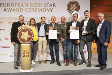 Die Gewinner in der Kategorie "South German-Style Kristallweizen": Bernhard Frey, Produktionsleiter (3. von rechts) und Martin Kleba, stellv. Leiter Qualitätsmanagement (2. von rechts) nahmen die Silber-Auszeichnung für die Brauerei Gold Ochsen entgegen.