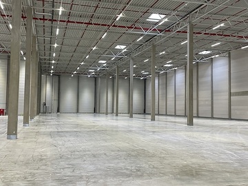 Die neue, 27.000 Quadratmeter große Kontraktlogistikhalle erweitert die Raben Dienstleistungen in Reichenberg.