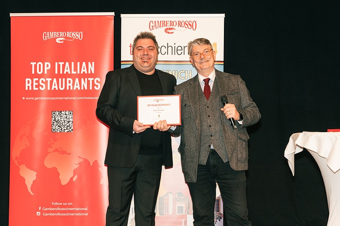 NEWS10311 Vitangelo Galluzzi, Head of Hospitality Services bei Masi Wine Experience, bei der Preisverleihung des Gambero Rosso mit Marco Sabellico