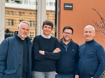 Von links nach rechts: Dirk Huesmann (wirDesign), Silke Parnack (wirDesign), Eduard Singer (neusinger.AI), Sergej Neustadt (neusinger.AI)